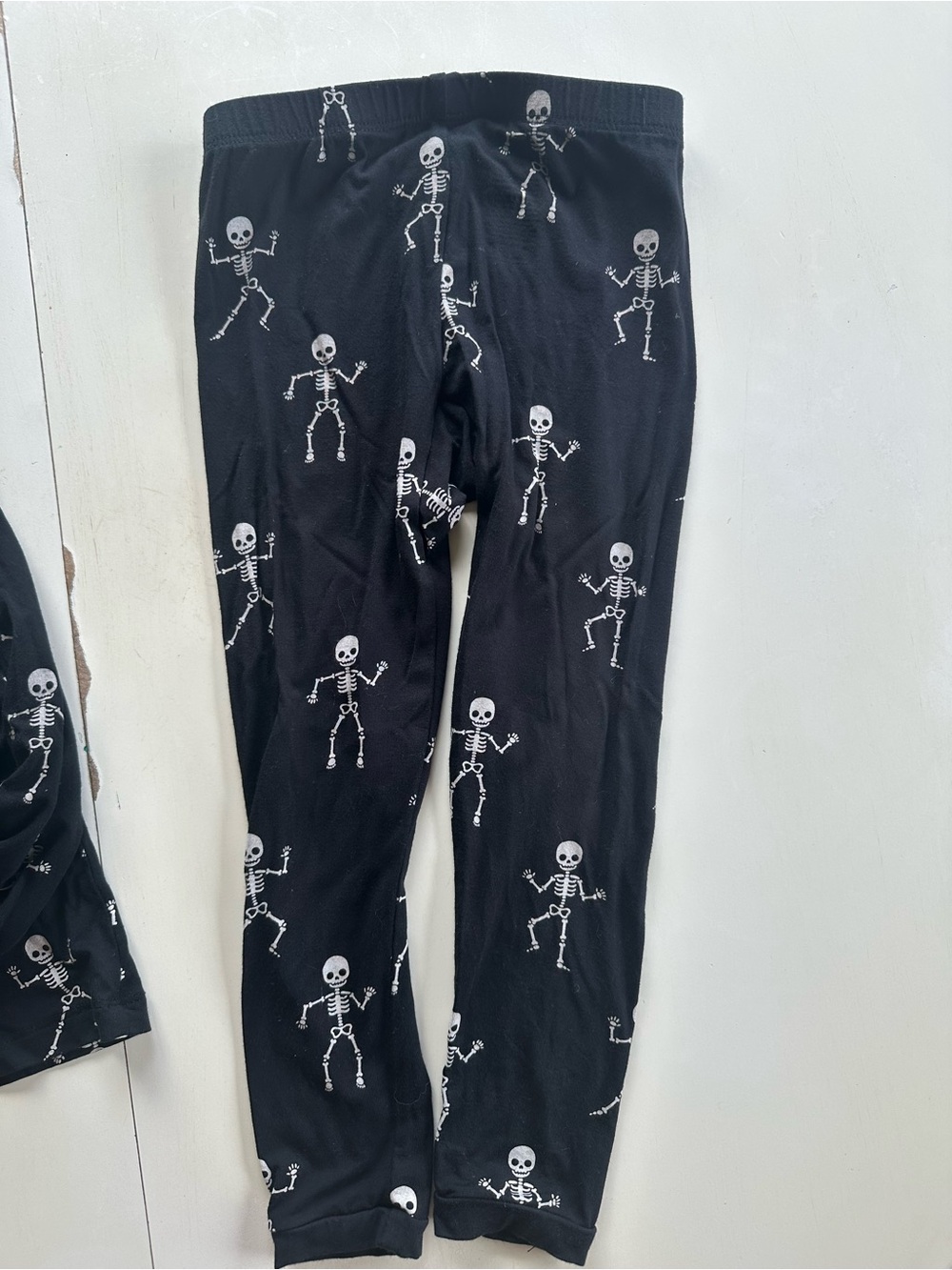 Kyte Baby long sleeve pajama set in dancing skeletons size 4T - Halloween - Picture 7 of 8